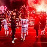 Les joueurs sédunois célèbrent leur victoire avec leurs nombreux supporters présents à Bellinzone.